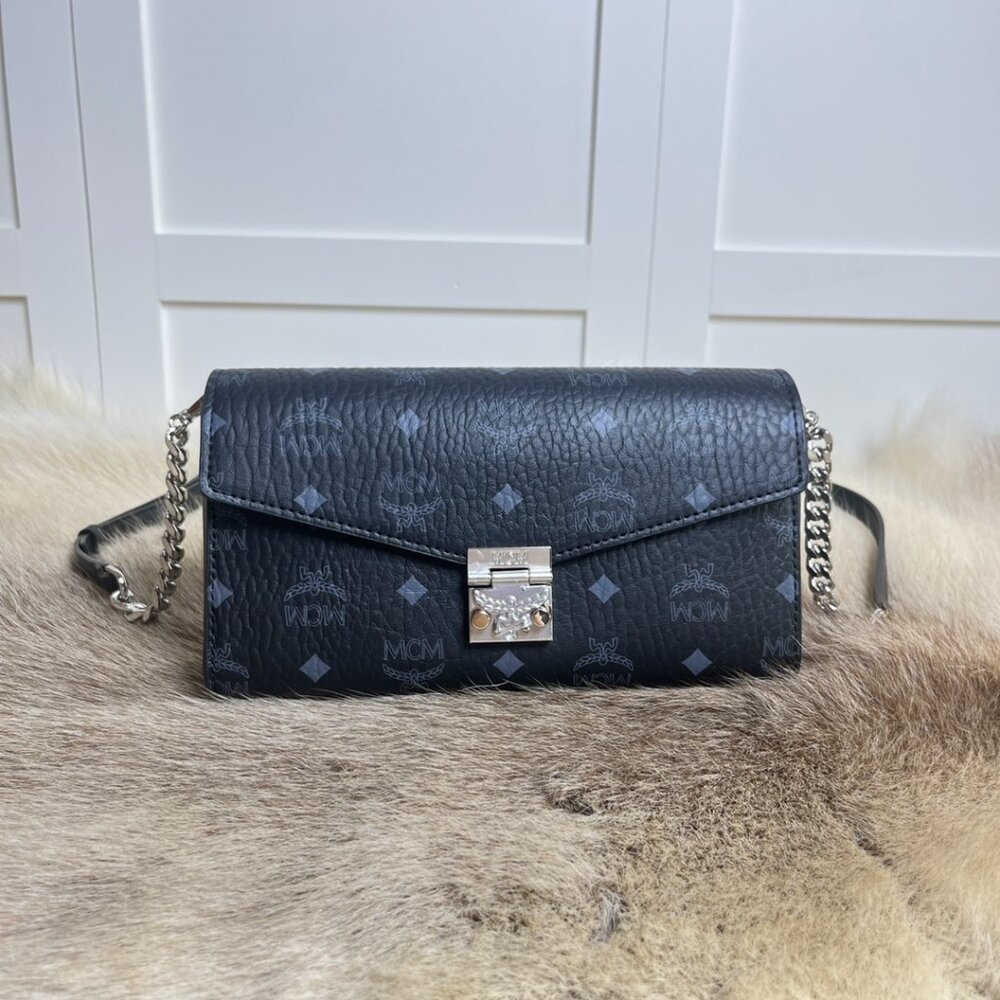 MCM19 Envelope Chain Flap Crossbody Bag